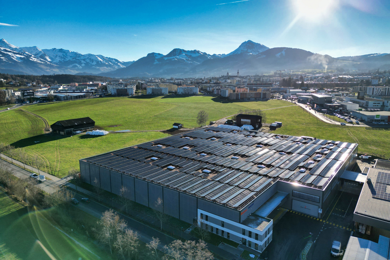 La plus grande installation solaire photovoltaïque de Gruyère Energie située à Bulle comprend 3'441 modules et s'étend sur une surfaire solaire de 6'720 m2.